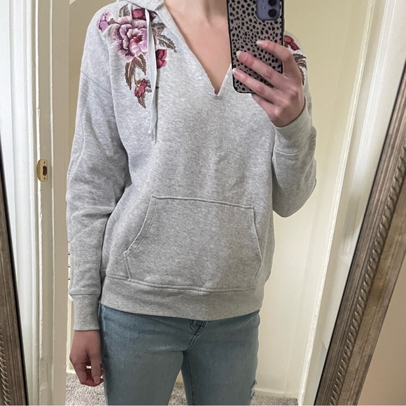 Bundle 3/$15 - AE Roses Hoodie - Picture 6 of 6